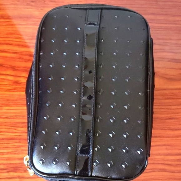 NWOT Modella Black Cosmetic Accessory Train Case in Quilted Geometric Design. - Picture 10 of 16